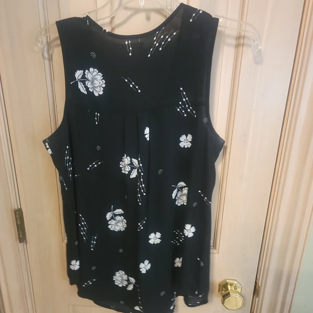 Misses Sz M Maurices Black And White Floral Sleeveless Shirt Garden Romance - Picture 2 of 6
